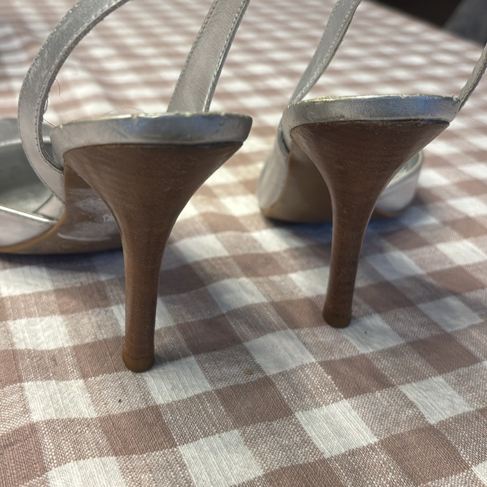 EUC JESSICA SIMPSON SILVER SLINGBACK HEEL
Size:6 - Picture 3 of 6